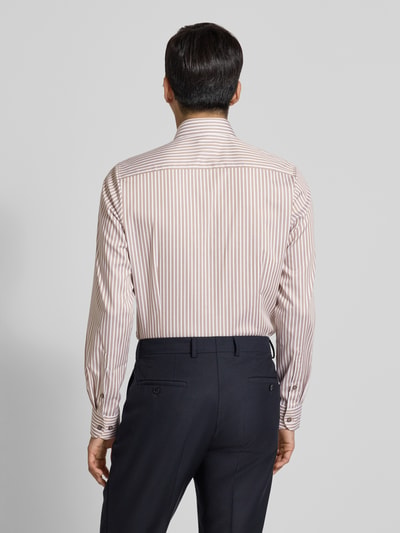 Männermodel trägt Slim Fit Businesshemd aus Baumwoll-Mix mit Haifischkragen von OLYMP Level Five, gestreift, Langärmelig, Rückenansicht.