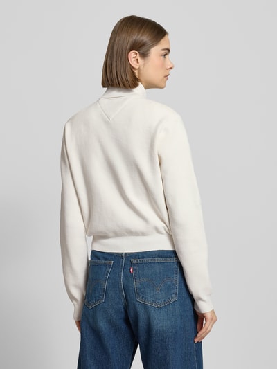 Frauenmodel trägt Slim Fit Strickjacke mit aufgesetzten Taschen von Tommy Jeans, Optik: Unifarben, Strickoptik, Stehkragen, Rückenansicht