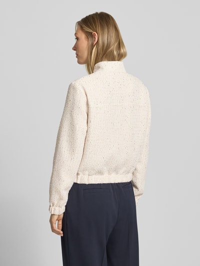 Frauenmodel trägt Regular Fit Kurzblazer mit Paillettenbesatz von s.Oliver BLACK LABEL in schimmernder Bouclé-Optik, Ganzkörperansicht Rückansicht.