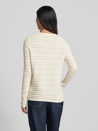 Frauenmodel trägt Regular Fit Pullover aus reiner Baumwolle in Strick-Optik von Christian Berg Woman, cremefarben, semitransparent, Rückenansicht, Ganzkörperansicht Rückansicht.