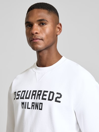 Männermodel trägt Cool Fit Sweatshirt aus reiner Baumwolle von Dsquared2, Weiß mit schwarzem Label-Print, Nahaufnahme Oberkörper.