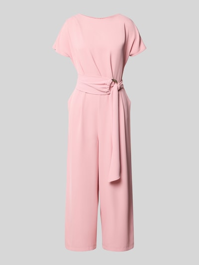 Produktfoto, Damen Jumpsuit mit Stretch-Anteil von Betty Barclay in Rosa, Elastischer-Material-Mix, Regular-Fit, Rundhalsausschnitt, Gürtel, Kurzärmelig, 7/8-Länge, Gelegte Falten, glatte Textur, Größenangaben: Rückenlänge 38 cm, Brustweite 37 cm, Ärmellänge 23 cm, Gesamtlänge 127 cm, Innenbeinlänge 58 cm