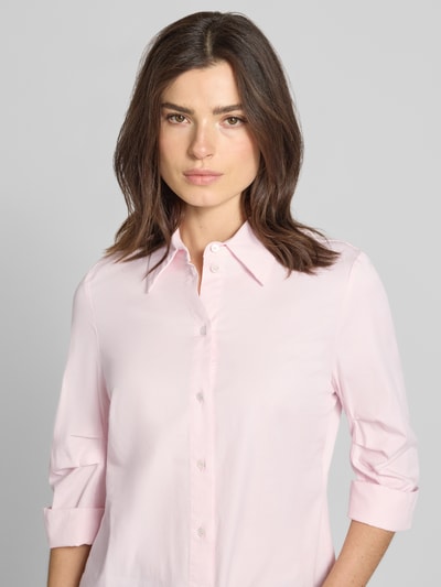 Vrouwenmodel draagt Hembluse mit 3/4-Arm mit Aufschlag van Marc Cain in lichtroze, katoen-viscosemix met stretch, recht model, overhemdkraag, knoopsluiting, detailopname bovenlichaam.
