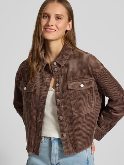 Vrouwenmodel draagt Loose Fit Hemdjacke aus reiner Baumwolle model 'MARINA' van ONLY, dames oversized shirt, bruin met ribstructuur, borstzakken, lichte knopen, vooraanzicht bovenlichaam