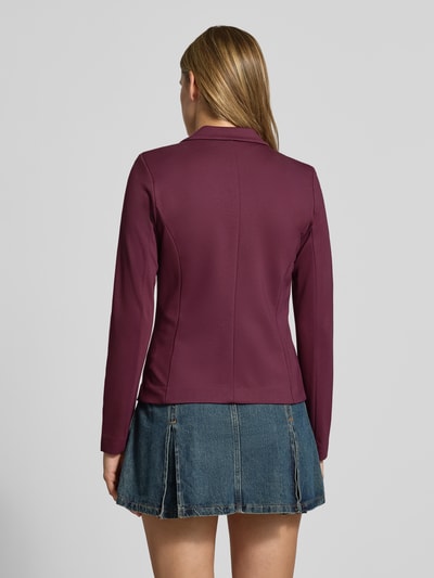 Kobieta modelka nosi Slim Fit Kurzblazer aus Viskose-Mix Modell 'POPTRASH' od ONLY, ciemnofioletowy, gładka tekstura, damski krótki żakiet, widok całej sylwetki od tyłu, kontekst: damski krótki żakiet od ONLY.