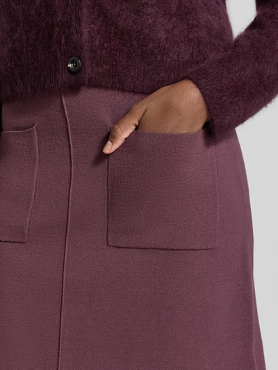 Vrouwenmodel draagt Knielanger rok uit Viscosemix van Christian Berg Woman, A-lijn, knielengte, elastische band, bandwijdte maat S 38 cm, totale lengte maat S 57 cm, detailopname bovenbeen