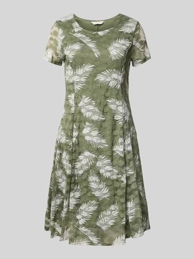 Produktfoto, Knielanges Kleid mit Rundhalsausschnitt von Apricot in Olivgrün mit weißem Blattmuster, A-Linie, Material-Mix mit Stretch-Anteil, blickdichtes Unterkleid, Rückenlänge 93 cm, Brustweite 41 cm, Ärmellänge 17 cm