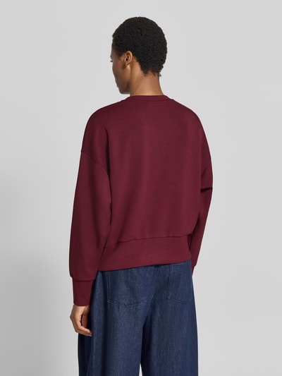 Vrouwenmodel draagt Oversized sweatshirt uit viscosemix Model 'Nima' van MOS MOSH, Viscosemix met stretch, oversized look, elastische boordjes, patch met opschrift, achteraanzicht van het gehele lichaam.