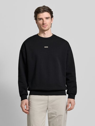 Męski model nosi Regular Fit Sweatshirt aus Baumwoll-Mix Model 'STENSON' od BOSS, efekt: jednolity kolor, z napisem z logo, okrągły dekolt, długi rękaw, elastyczne wykończenia, dzianina dresowa, mieszanka bawełny; Ganzkörperansicht von vorne.