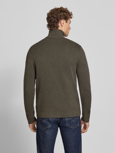 Männermodel trägt Slim Fit Pullover aus reiner Baumwolle Modell 'MILANO' von JACK & JONES in Olivgrün, Strick-Optik, Ganzkörperansicht Rückansicht.