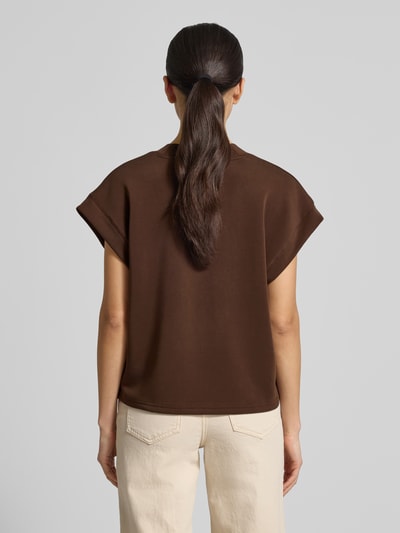 Frauenmodel trägt Relaxed Fit T-Shirt mit Lyocell-Anteil von Scotch & Soda in Braun, V-Ausschnitt, Kappärmel, Ganzkörperansicht Rückansicht.