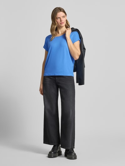 Frauenmodel trägt Regular Fit T-Shirt aus Viskose-Mix Modell 'MOSTER' von Only, Optik: Unifarben, Rundhals, Feinripp, Kurzarm mit fixiertem Umschlag, Ganzkörperansicht von vorne.