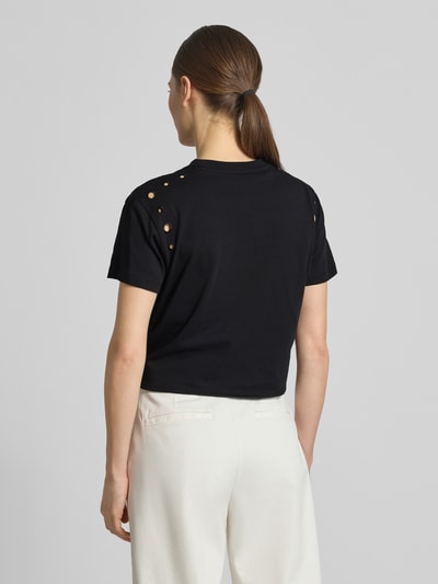 Frauenmodel trägt Regular Fit T-Shirt mit Lochmuster von Guess aus reiner Baumwolle, Rundhalsausschnitt, Logo-Stitching, schwarze Farbe, Rückenlänge bei Größe S 46 cm, Ganzkörperansicht Rückansicht.