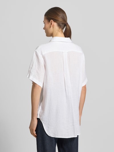 Frauenmodel trägt Oversized Hemdbluse aus reinem Leinen von Polo Ralph Lauren, weiß, kurzarm, uni, mit Brusttasche und Logo, Ganzkörperansicht Rückansicht.