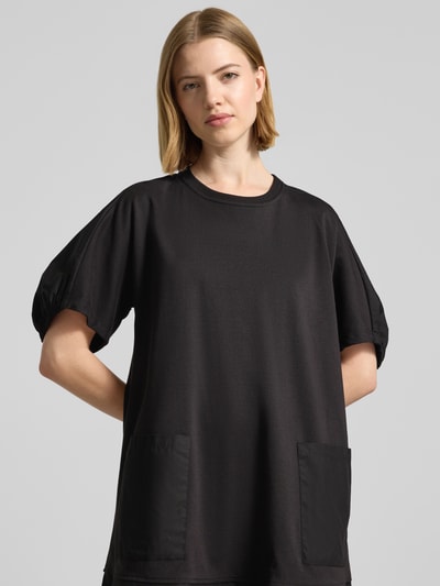 Frauenmodel trägt Knielanges Tunika-Kleid mit Puffärmeln Modell 'ONORE' von Max Mara, Schwarz, A-Linie, Baumwoll-Mix mit Stretch-Anteil, Nahaufnahme Oberkörper.