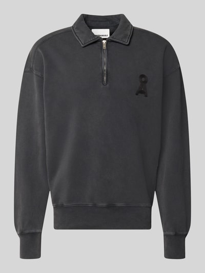 Produktfoto, dunkelgrauer Relaxed Fit Troyer aus reiner Baumwolle Modell 'ICONIC' von ARMEDANGELS, glatte Textur, dezentes Logo