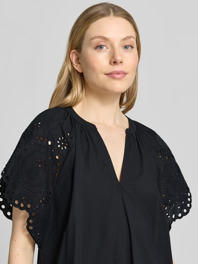 Modelka kobieca ma na sobie Relaxed Fit Minikleid mit floraler Lochstickerei od Christian Berg Woman Selection, czarna bawełna, haft angielski kwiatowy, dekolt z lamówką, sukienka mini z krótkim rękawem, szerokość w rozmiarze 36: 34 cm, długość tyłu: 74 cm, długość rękawa: 26 cm, zbliżenie na górną część ciała