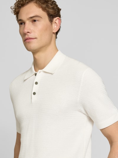 Männermodel trägt Regular Fit Poloshirt mit Strukturmuster Modell 'Riley' von Jack & Jones Premium aus reiner Baumwolle, Nahaufnahme Oberkörper