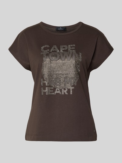 Frauenmodel trägt Regular Fit T-Shirt mit Statement-Print von monari, Baumwoll-Modal-Mix, Rundhalsausschnitt, Kurzarm, Ganzkörperansicht von vorne.