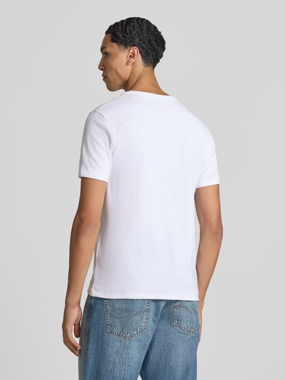 Męski model nosi Regular Fit T-Shirt aus Baumwoll-Mix od JACK & JONES, kolor biały, okrągły dekolt, krótki rękaw, długość tyłu w rozmiarze M: 67 cm, widok całej sylwetki z tyłu.