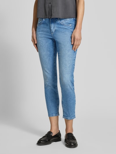 Kobiece model prezentuje Jeans in verkürzter Passform Modell 'Ornella Urban' od Angels, niebieski bawełniany materiał ze stretchem, wąskie nogawki, skośne kieszenie, szerokość w rozmiarze 36: 40 cm, długość nogawki wewnętrznej: 66 cm, zdjęcie całej sylwetki z przodu.