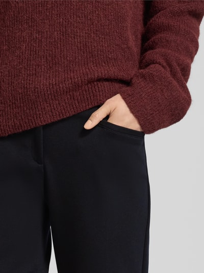 Vrouwenmodel draagt Hose mit elastischem Bund und Bügelfalten Modell 'MARON' van Brax, zwarte stof, viscosemix, detailopname heup.