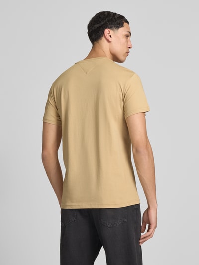 Männermodel trägt Slim Fit T-Shirt aus reiner Baumwolle von Tommy Jeans, Optik: Unifarben, Passform: Slim-Fit, Ganzkörperansicht Rückansicht.