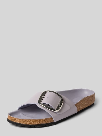 Produktfoto, slippers van echt leer Model 'Madrid' van Birkenstock voor dames, afgerond model, breed metallic doornsluiting, profielzool, hakhoogte maat 40: 4 cm, open design, effen lila met kurkzool