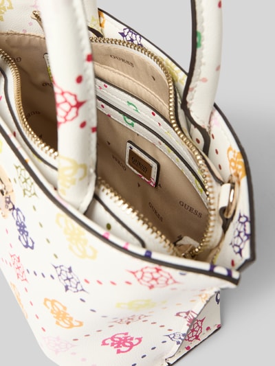 Produktfoto, biała skórzana Tote Bag z kolorowym allover-logo-Print, model 'Emelie' od Guess, główna komora na zamek, odpinana rączka, szerokość w rozmiarze 1: 25 cm, długość: 16 cm, głębokość: 10 cm, długość paska: 115 cm