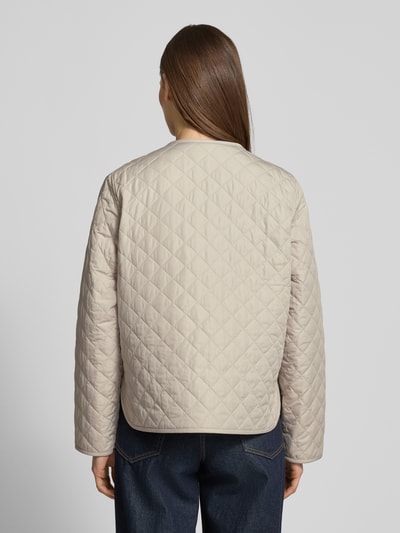 Modelka kobieca nosi Regular Fit Steppjacke mit Label Stitching Modell 'CASHEL' od Barbolur, beżowa, pikowana, długi rękaw, optyka jednolita, widok całej sylwetki z tyłu