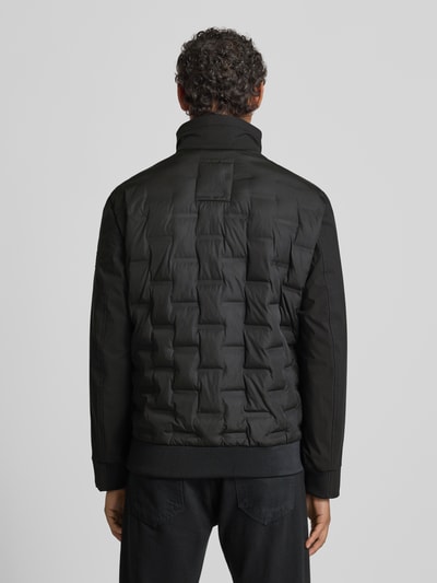 Männermodel trägt Regular Fit Steppjacke mit Stehkragen Modell 'AVIO FLEX 2.0' von Strellson, Optik: Unifarben, windfest, Ganzkörperansicht Rückansicht.