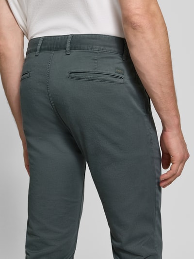 Männermodel trägt Slim Fit Chino aus Baumwoll-Mix Modell 'Chino Slim' von BOSS, Herren Chino von BOSS Orange, Ganzkörperansicht Rückansicht