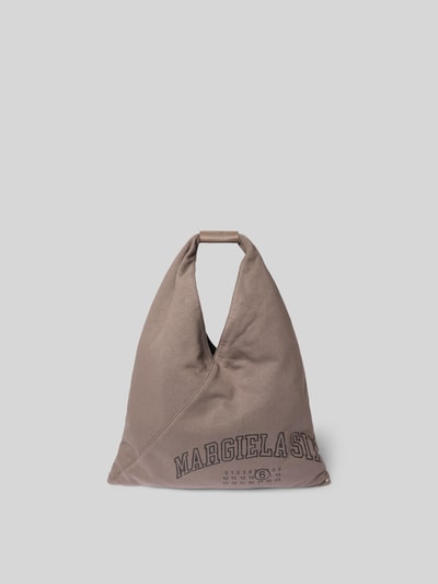 Produktfoto, Handtasche mit Logo-Print von MM6 Maison Margiela in Taupe mit breitem Schulterriemen, Hauptfach mit Druckknopfverschluss, Statement-Print, Steckfach auf der Innenseite, Maße: Breite 25 cm, Länge 58 cm, Tiefe 15 cm