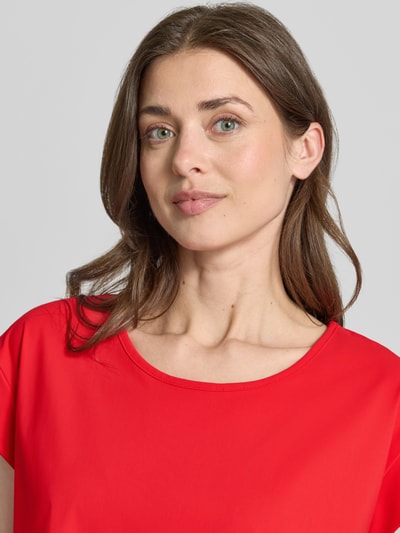Frauenmodel trägt T-Shirt mit Rundhalsausschnitt von Raffaello Rossi in Rot, Material-Mix mit Stretch-Anteil, Nahaufnahme Oberkörper.