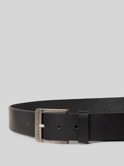 Produktfoto, Gürtel aus echtem Büffelleder mit Logo-Prägung von CK Calvin Klein in Schwarz mit Pinschließe und Breite 4 cm bei Größe 110.