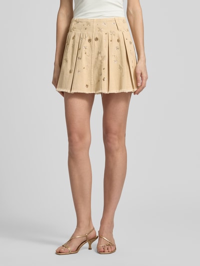 Frauenmodel trägt Faltenrock mit Pailletten, Perlen und Ziersteinbesatz von Liu Jo White, beige, A-Linie, Baumwolle, Minirock, Ganzkörperansicht von vorne.