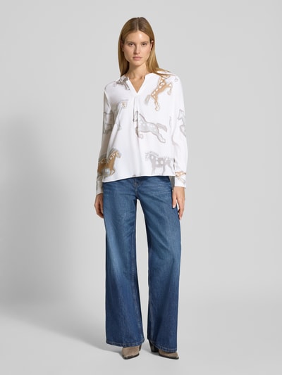Frauenmodel trägt Tunikabluse mit V-Ausschnitt von HERZENS, weiß mit Allover-Look, Material-Mix mit Stretch-Anteil, Regular-Fit, Ganzkörperansicht von vorne