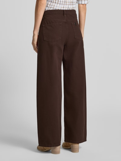Frauenmodel trägt Wide Fit Jeans aus reiner Baumwolle in asymmetrischem Look von Liu Jo White, dunkelbraun, 5-Pocket-Design, Ganzkörperansicht Rückansicht.