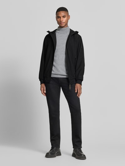 Männermodel trägt Jacke mit Reißverschlusstaschen Modell 'MATTEO' von CARS JEANS, schwarzer Material-Mix mit Stretch-Anteil, Regular-Fit, Kapuze mit Tunnelzug, Reißverschluss, Ganzkörperansicht von vorne.