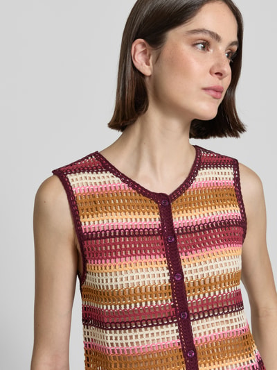 Frauenmodel trägt Weste im Allover-Look Modell 'ORIANA' von ICHI aus Baumwoll-Mix mit Regular-Fit, V-Ausschnitt, Knopfleiste, Nahaufnahme Oberkörper. Rückenlänge bei Größe S: 52 cm.