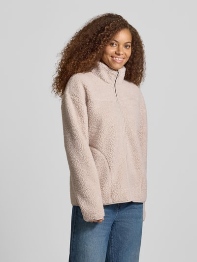 Frauenmodel trägt Relaxed Fit Teddyjacke mit Stehkragen Modell 'SAIDA' von PIECES, cremefarben, Struktur in Felloptik, Damen Teddy- / Webpelzjacke, Ganzkörperansicht von vorne.