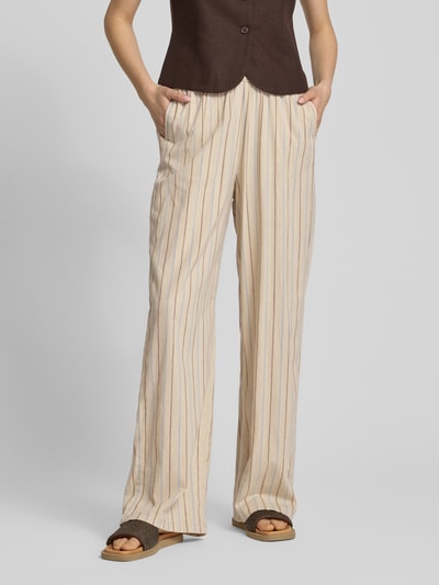 Frauenmodel trägt Wide-Leg-Pants mit elastischem Bund Modell 'ELLA' von JJXX, sandfarben mit braunen Streifen, Leinen-Baumwoll-Mix, Loose-Fit, Damenhose, Ganzkörperansicht von vorne.