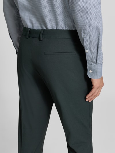 Männermodel trägt Slim Fit Anzughose mit Viskose-Anteil Modell 'Pure' von s.Oliver BLACK LABEL, dunkles Grün, Detailaufnahme Rückansicht
