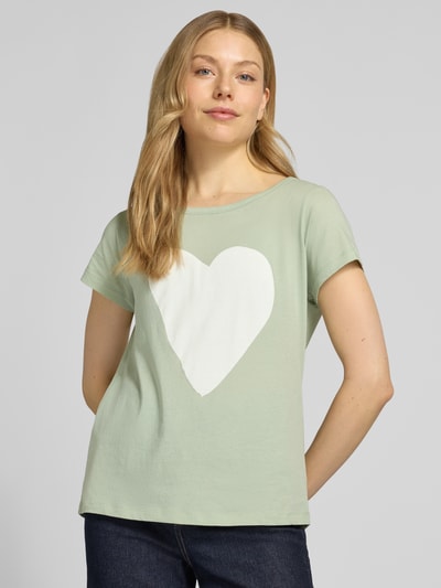 Kobiece model prezentuje Regular Fit T-Shirt aus reiner Baumwolle od Marc O'Polo, efekt: jednolity kolor, nadruk z motywem, krój regular fit, okrągły dekolt, krótki rękaw, wykończenie materiału: dżersej, materiał: czysta bawełna, Ganzkörperansicht von vorne.