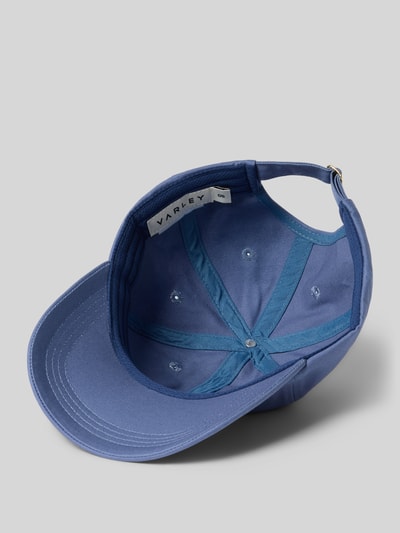 Produktfoto, Basecap mit Label-Stitching Modell 'melvin club' von VARLEY aus reiner Baumwolle in Blau mit eingestickten Luftlöchern, verstärktem Schirm und verstellbarem Riegel an der Rückseite.
