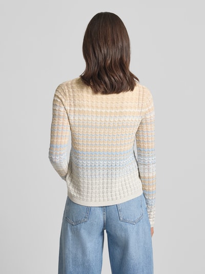Männermodel trägt Strickjacke aus Viskose-Mix Modell 'ROSALYN' von Guess in Creme und Hellblau, gerader Schnitt, Ganzkörperansicht Rückansicht, V-Ausschnitt, zapięcie na guziki, długość tyłu w rozmiarze S: 51 cm, długość rękawa w rozmiarze S: 69 cm