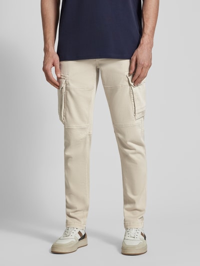 Männermodel trägt Cargobroek met vetersluiting Model 'EXPEDIZOR' van PME Legend, mix van katoen en lyocell, slim fit, cargozakken, bandwijdte 42 cm, binnenbeenlengte 81 cm, ganzkörperansicht van voren.