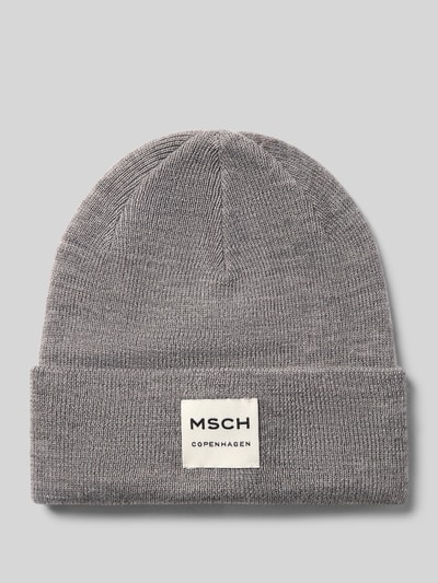 Produktfoto, Mütze aus Woll-Mix Modell 'Mojo' von MSCH Copenhagen, grau in Strick-Optik mit breitem Umschlag und Label-Patch.