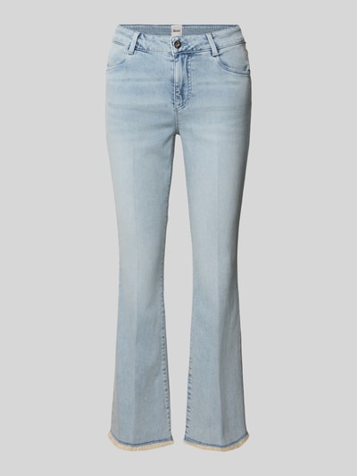 Produktfoto, Bootcut Jeans mit Fransen Modell 'SHAKIRA' von Brax in hellem Blau, Baumwoll-Mix mit Stretch-Anteil, verkürzte Passform, sichtbarer Knopf- und Reißverschluss, Eingrifftaschen und Gesäßtaschen, Saum mit Fransen, glatte Textur, schmale Bundweite.