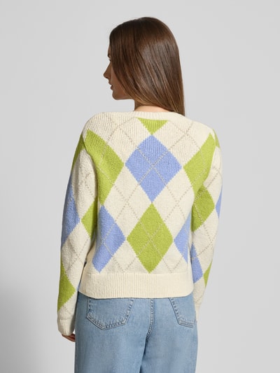 Vrouwenmodel draagt Strickjacke met knoopsluiting Model 'ANN' van Brax, katoenmix, regular fit, ribboorden, ronde hals, ruglengte 48 cm, mouwlengte 63 cm, kleurrijk argylepatroon, textuur gebreid, Ganzkörperansicht Rückansicht.